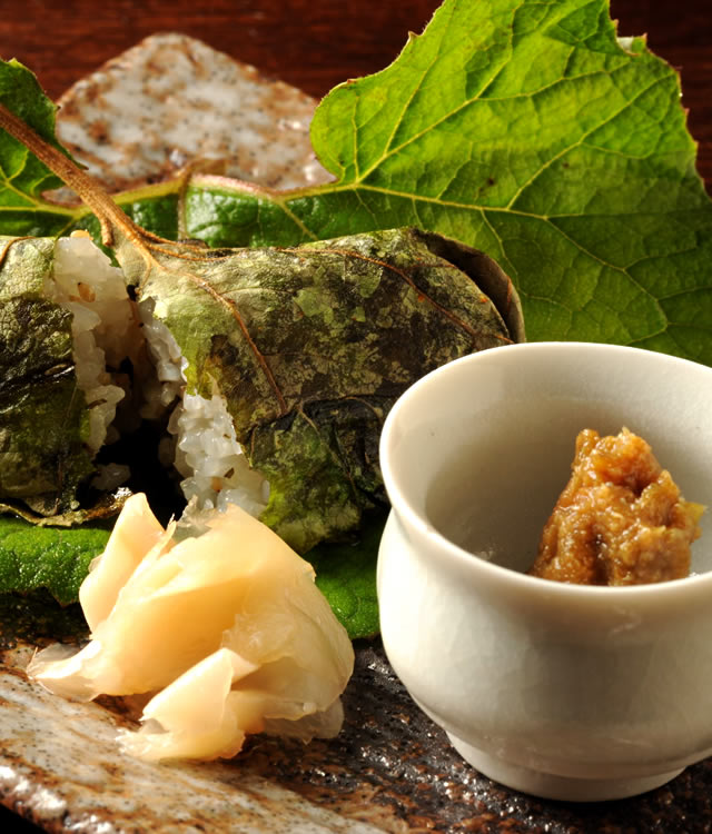 夏の饗家名物 川魚の山蕗葉焼き寿司